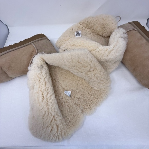UGG Bailey Button Triplet ll Tan Winter Boots with Sheepskin Lining size 10 - Picture 9 of 15